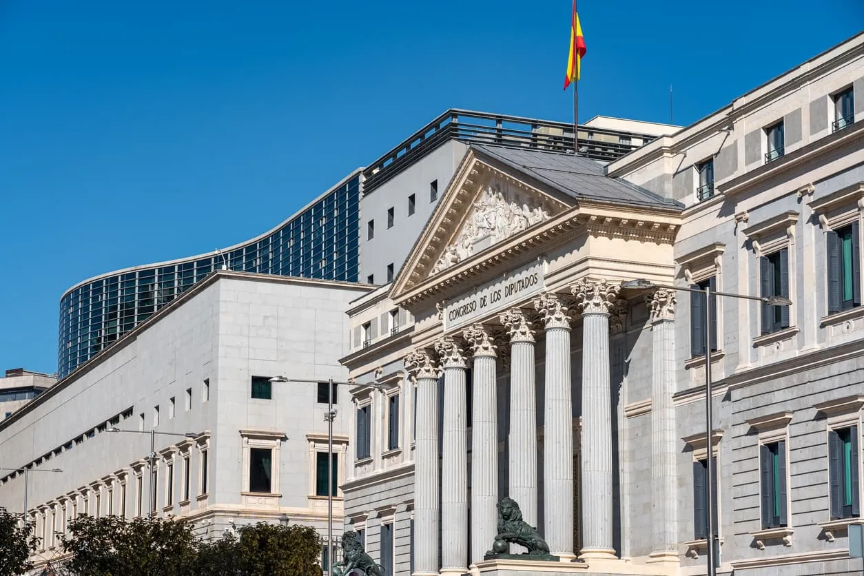 Front view of the Spanish Congress of Deputies building in Madrid under a clear blue sky, symbolizing official processes such as obtaining a Certificate of No Impediment (CNI) for international marriage – relevant to notarial and legalization services at NotaryPublic24.com.