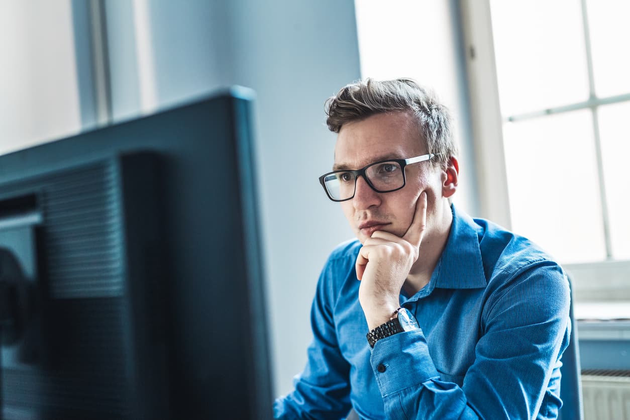 Focused man researching incumbency certificates online. Learn what an incumbency certificate is, when it’s needed, and how to get it notarized or Apostilled with NotaryPublic24.